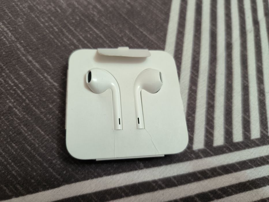 Продам оригинальные наушники родные с коробки от телефона Iphone 11