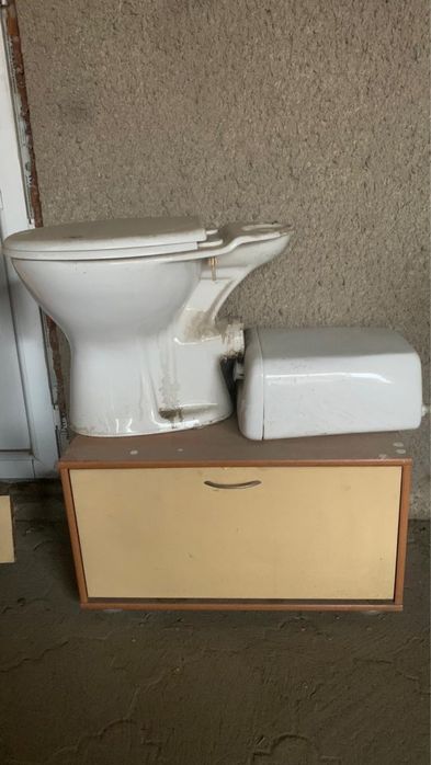 Двери, диван , шкафы и униза