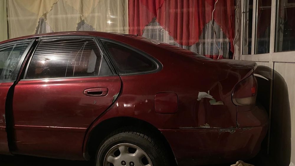 Мазда кронс красныи