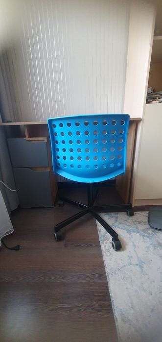 Стол письменный.