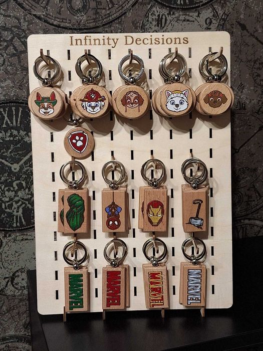 Различни видове дървени ключодържатели и джобчета за чип