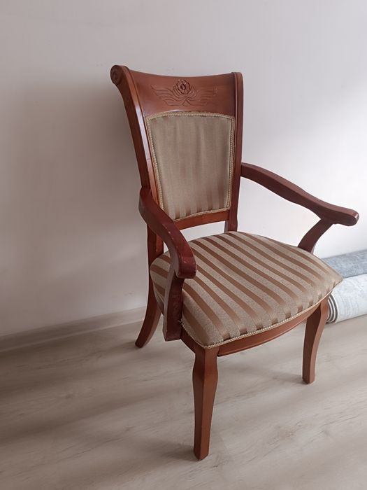 Стул с подлокотниками