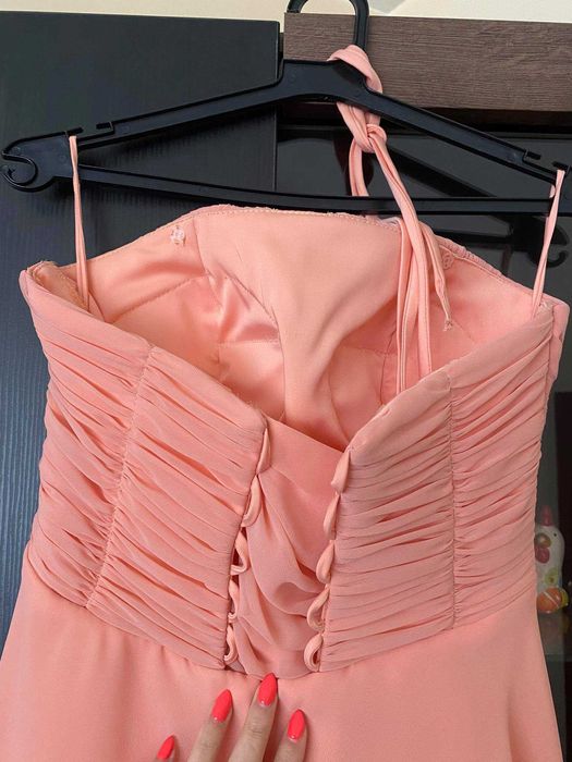 ОФициална рокля в цвят праскова.