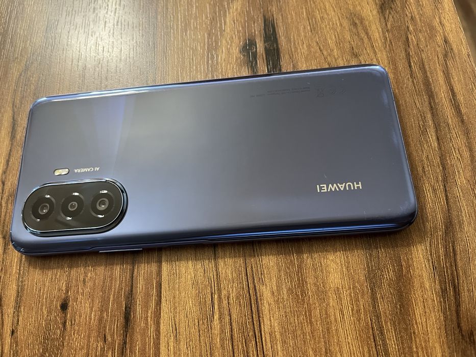 Телефон Huawei Y 70 + слушалки