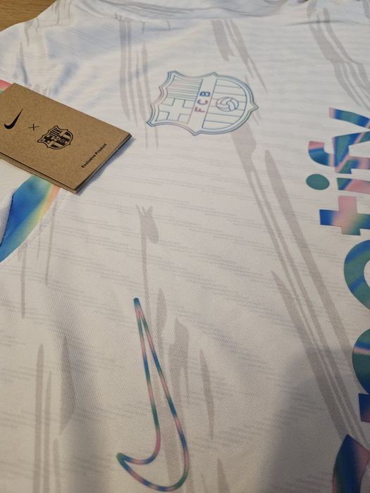 Tricou FC Barcelona alb special editon foarte rar si impresionant