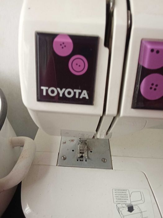 Vând mașină de cusut Toyota