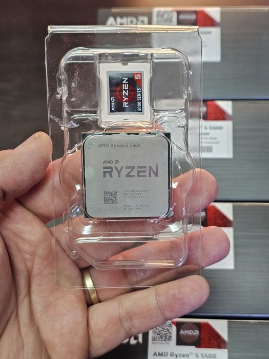 Продавам комплект монитор компютър мишка клавиатура  във гаранция