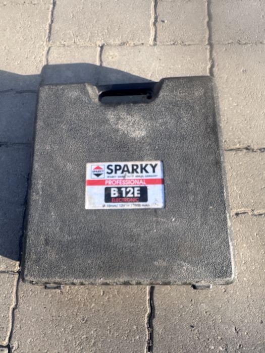 Шуруповерт в коробке