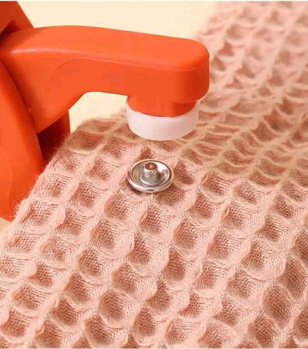 Уред за поставяне на копчета тик-так