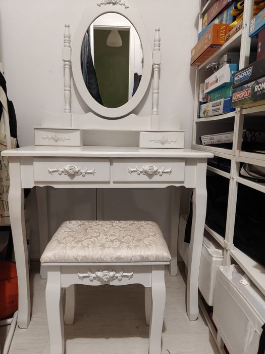 Măsuță și scaun de machiaj
