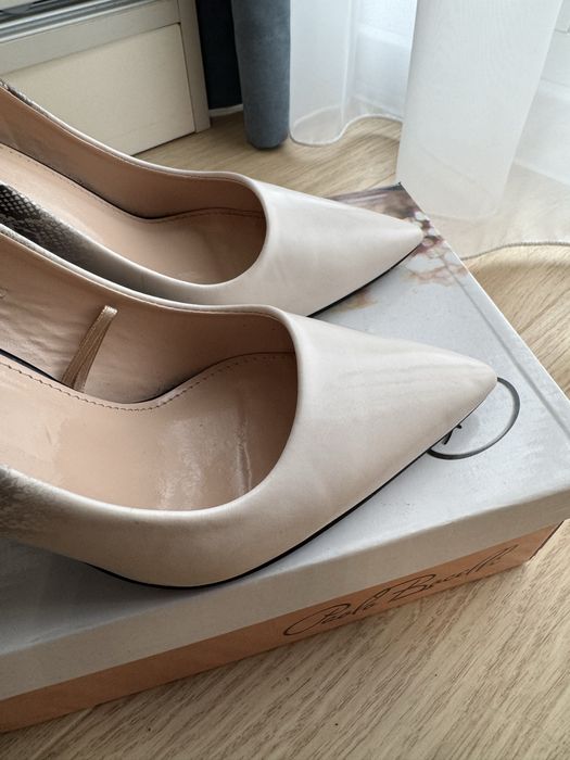 Елегантни токчета бежаво и змийски мотив