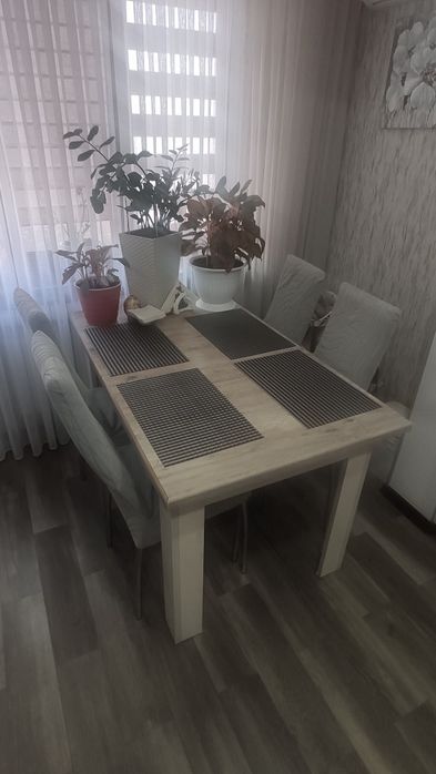 Продам кухонный стол с стульями