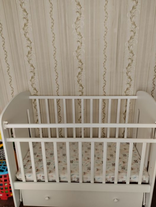 Детская кроватка-маятник