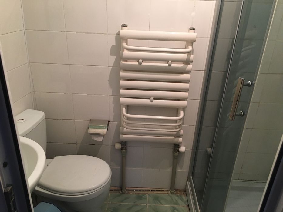 Домик, в Каскелене, рядом два магазина.