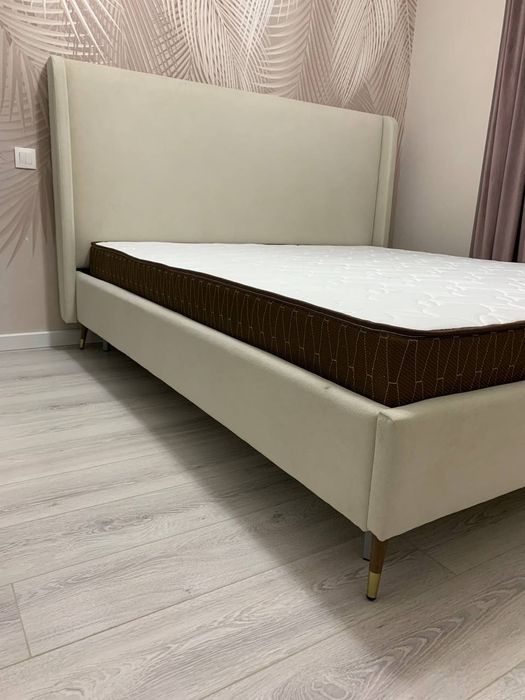 Двухспальная кровать с подъемным механизмом