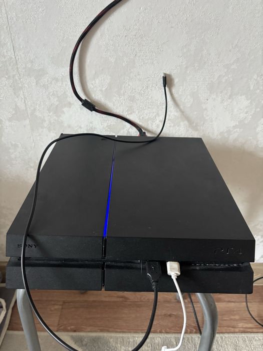 Play station 4 в хорошо состоянии