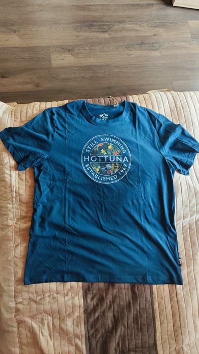 Продавам тениска Hot tuna