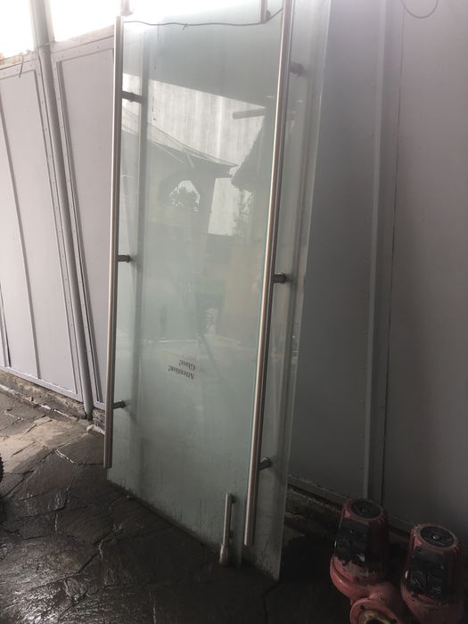 стеклянные двери