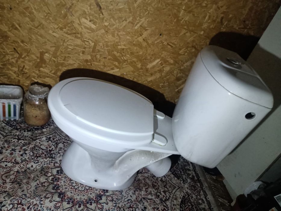 Продам унитаз белый