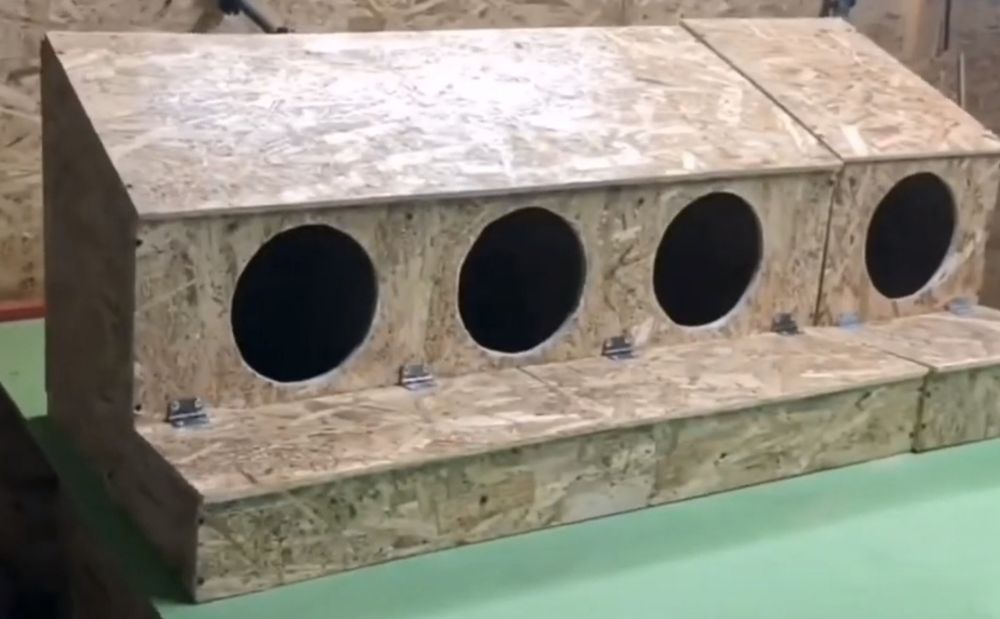 Tovuqlar uchun tuxum yig‘gichli uyacha