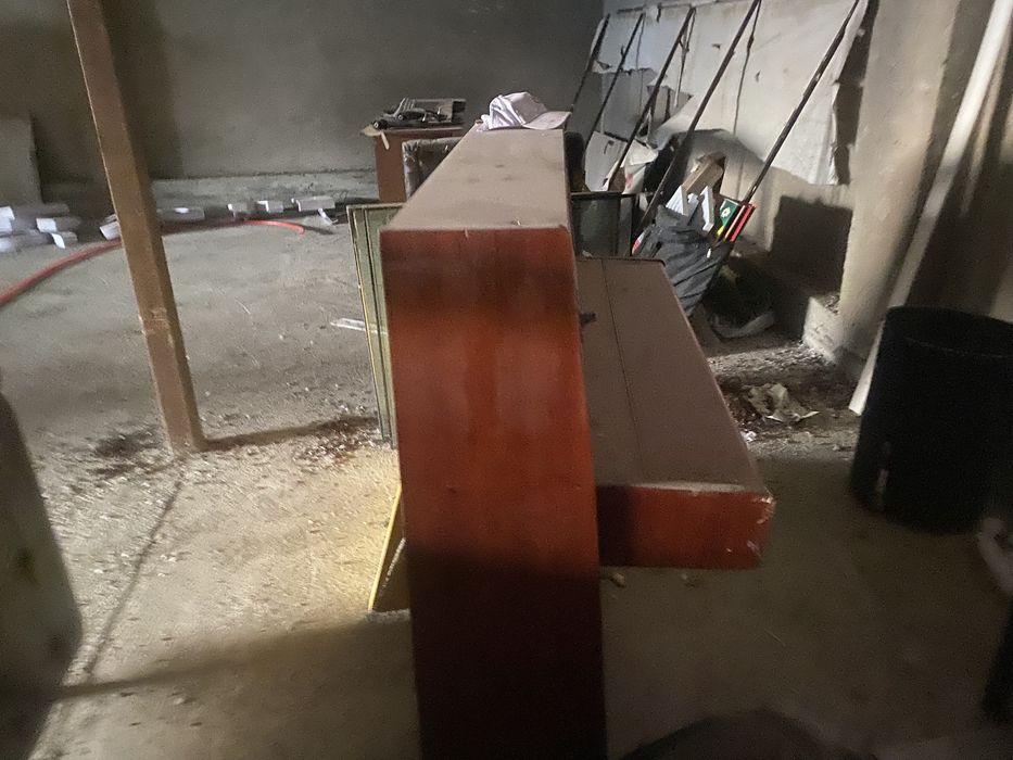 Платисковые окна и диван