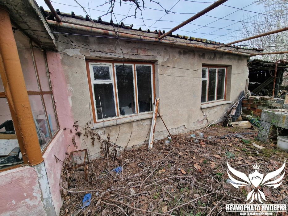 Продавам едноетажна къща с постройки 110РЗП и 1700кв. двор в село Искра на първа линия асфалтов път
