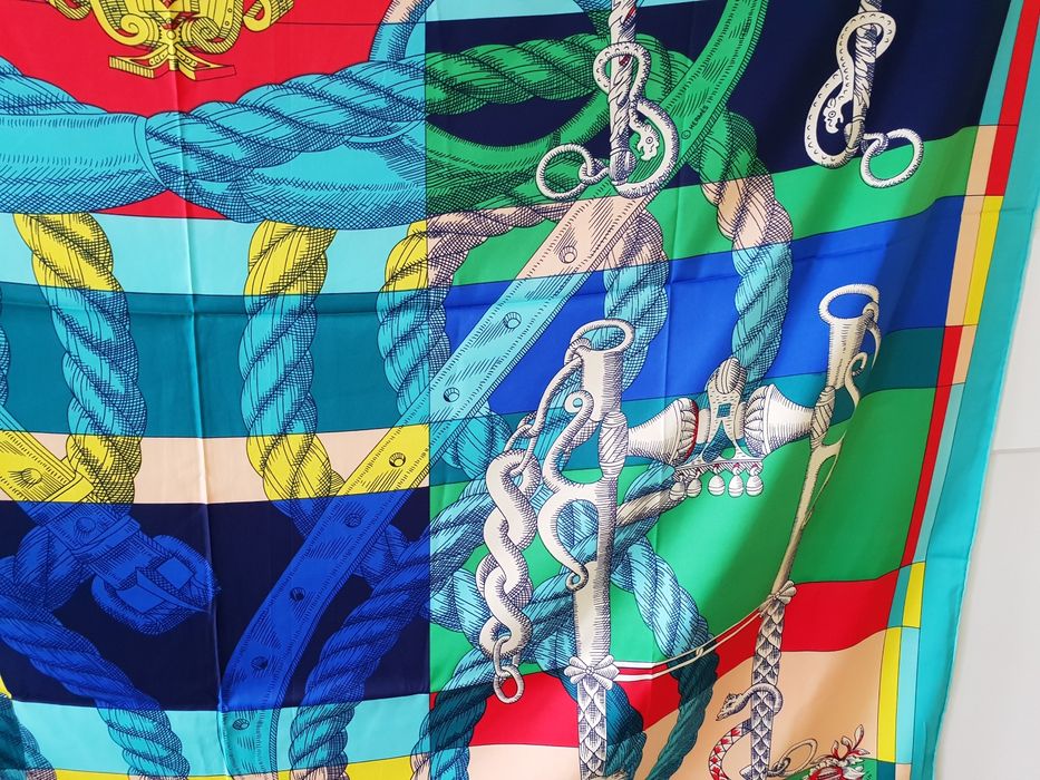 Продавам дамски копринени шалове 126 на 134 сантиметра