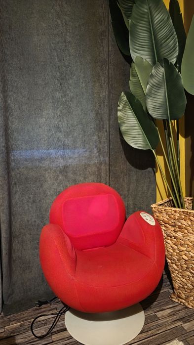 Scaun de masaj roșu cu funcții de rabatare și ridicare.