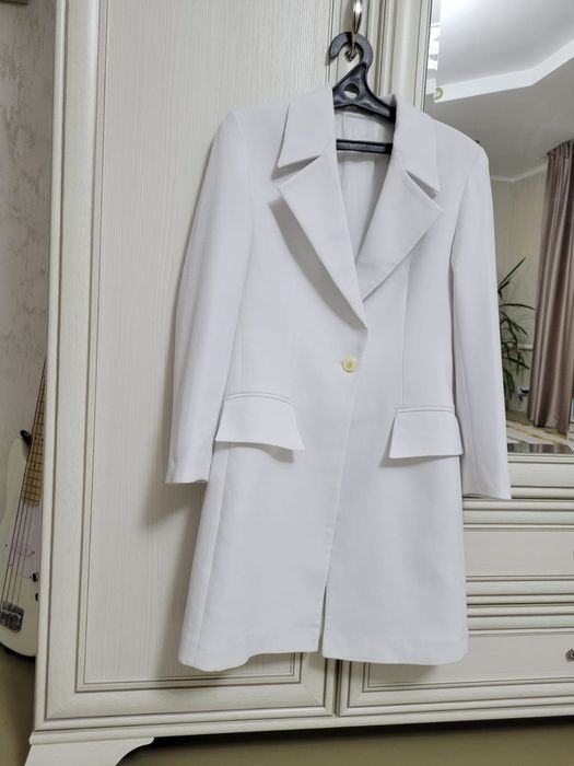 Продам платья и пиджак.