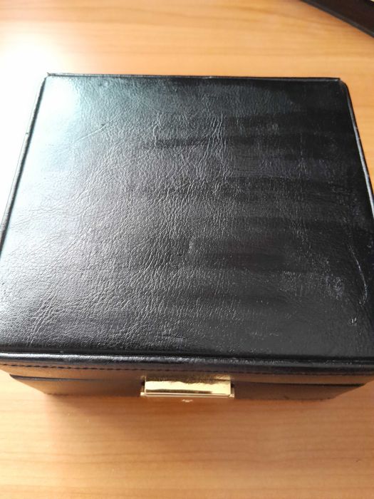 Cutie piele ecologică cu oglindă și închidere pe cheiță: 13,5x15x8cm