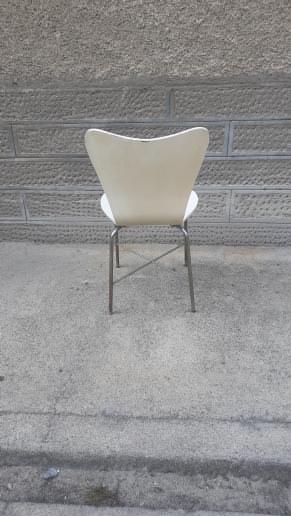 Предлагам бял трапезен стол