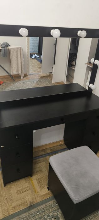 Дамский столик. Продам