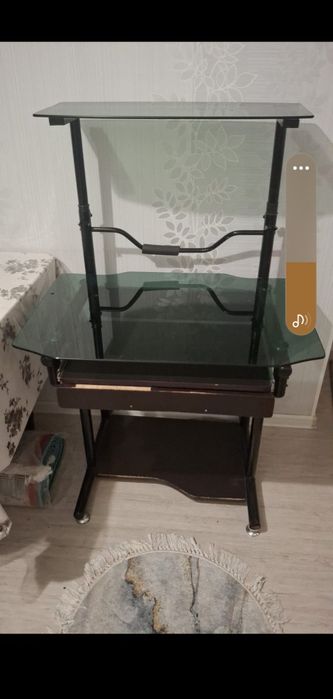 Стеклянный стол для компютера