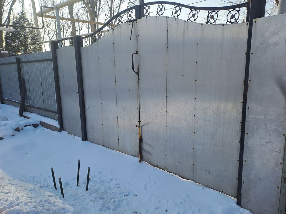 Ворота, қақпа, дарбаза.