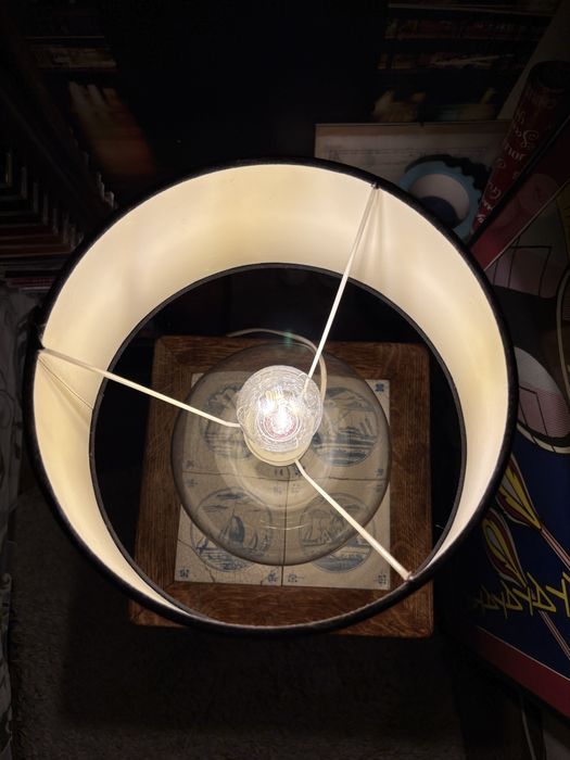 Стилна настолна лампа със стъклена основа