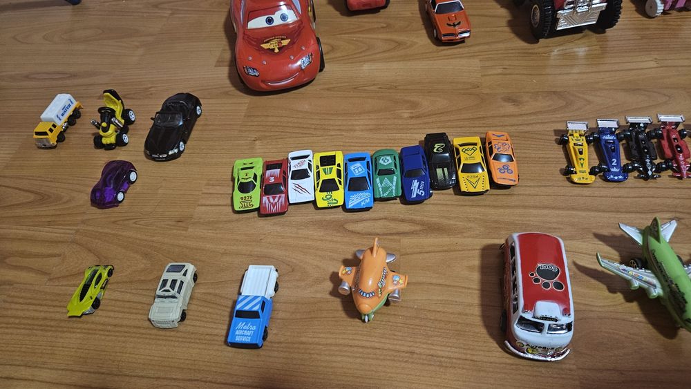 Колички, камиончета, самолети