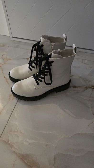 Дамски боти в бежово