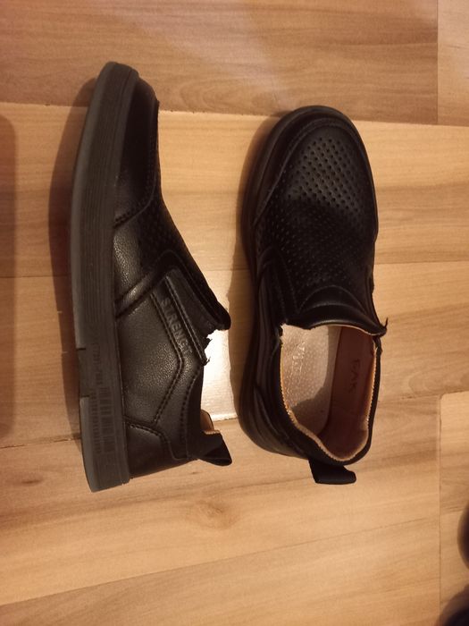 Продам обувь на мальчика в школу