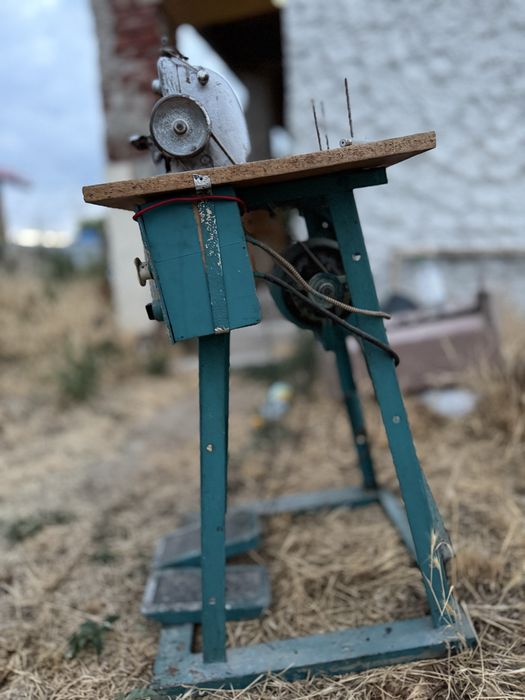 Mașină industrială de surfilat (Overlock/Triploc) IUSE Mureș cu masă și motor 220V