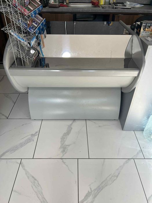 Витрина за деликатеси / квартален магазин + Щанд за каса