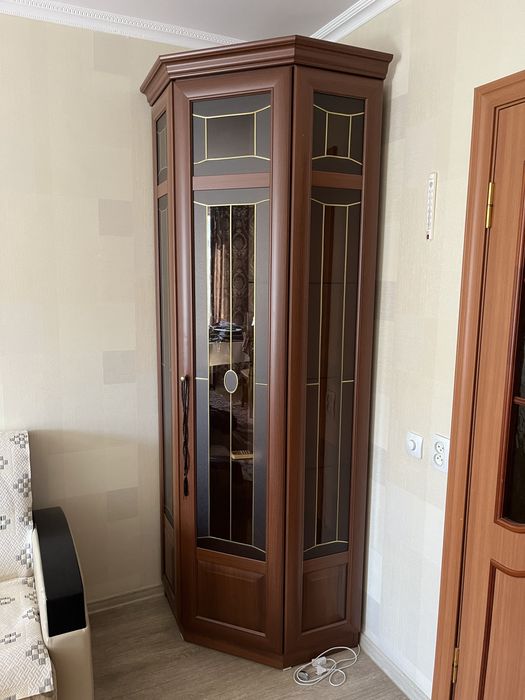 Продается угловой шкаф для посуды (сервант)
