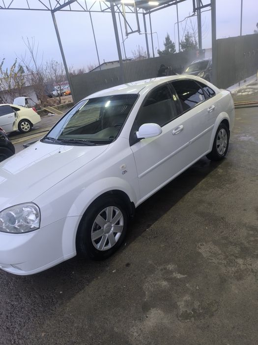 Lacetti 1.8 sotiladi