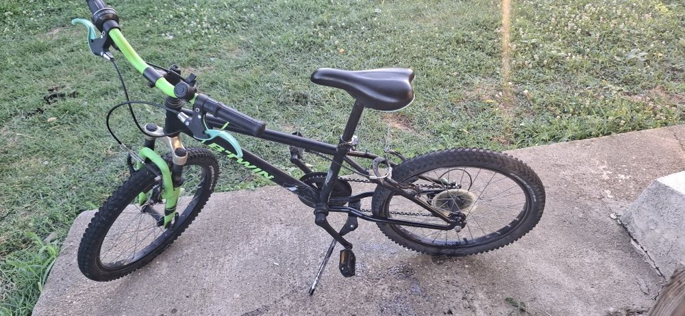 Bicicleta BT'WIN 26 inch cu suspensie numai in fata si are 6 viteze