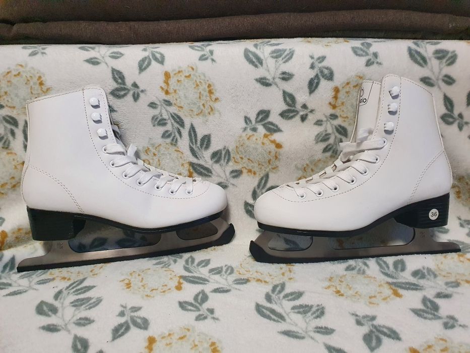 Patine albe de gheață .