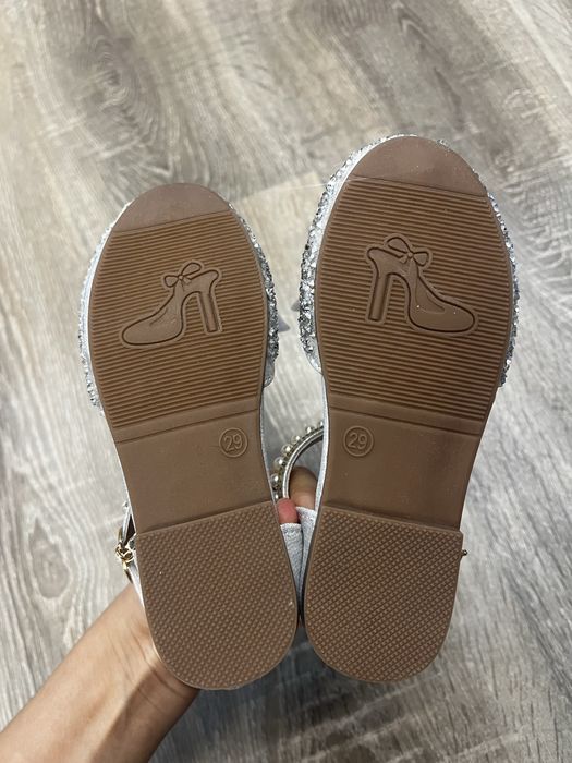 Продам новые туфли для девочки