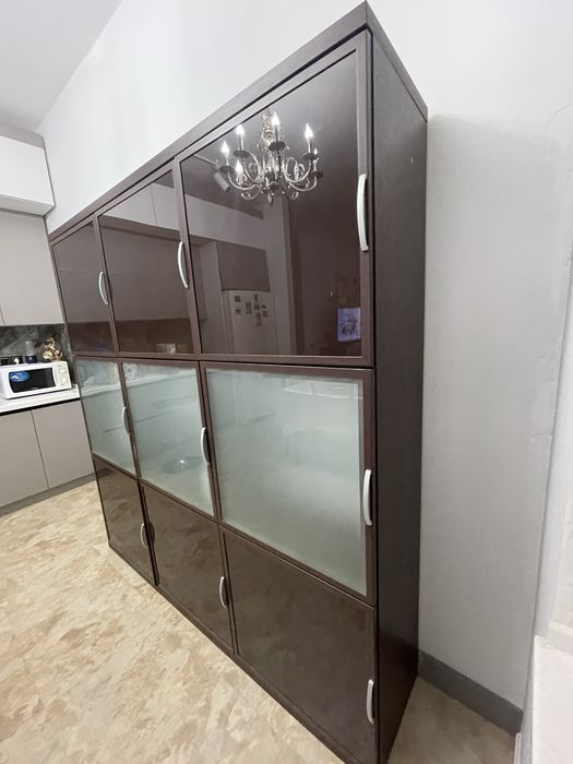 Антикварный шкаф из дерева для гостинной