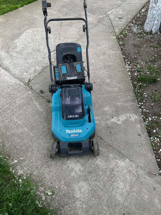 Mașină de tuns iarbă Makita DLM382