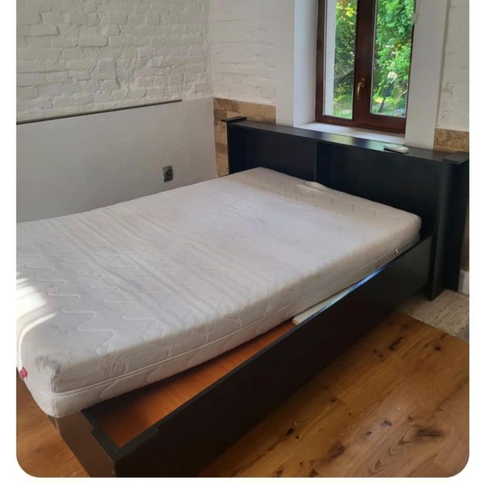 Vând pat cu spătar!