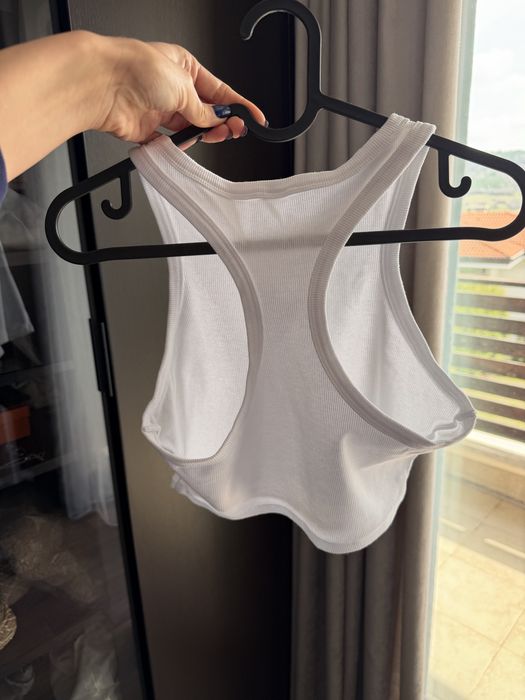 Alo Yoga бял и черен топ