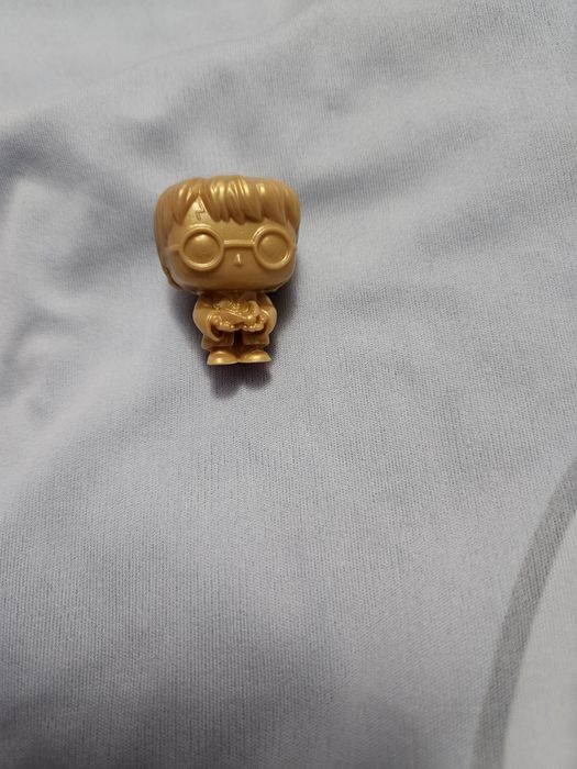 Vând figurina Harry potter gold pentru colectionari